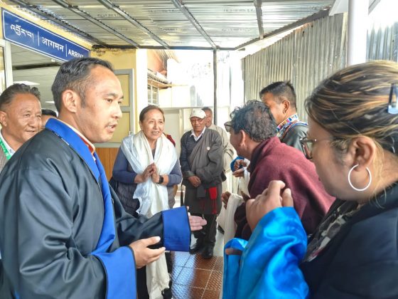 ༄༅། །དཔལ་ལྡན་ཁྲིམས་ཞིབ་པ་ཆེ་བ་ཡེ་ཤེས་དབང་མོ་མཆོག་ལ་དྭགས་བོད་ཁྱིམ་སློབ་གྲྭ་དབུ་བརྙེས་ཏེ་ལོ་ངོ་ ༥༠ འཁོར་བའི་དུས་སྟོན་མཛད་སྒོར་ཕེབས་ཞུགས་གནང་བ།